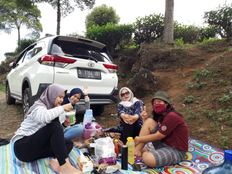 Objek Wisata Ditutup, Piknik Di Pinggir Jalan Pun Jadi
